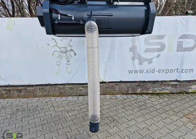 Mieszalnik do betonu AMR mini SID z rurą spustową podczas pracy na budowie