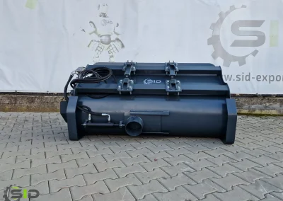 Mieszalnik do betonu AMR mini SID z rurą spustową podczas pracy na budowie